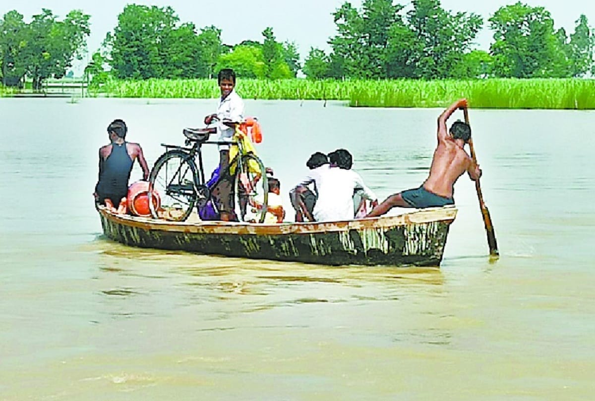 Rain In Uttar Pradesh Barabanki situation is worsening in districts of Awadh due to floods  River Ghaghra see photos