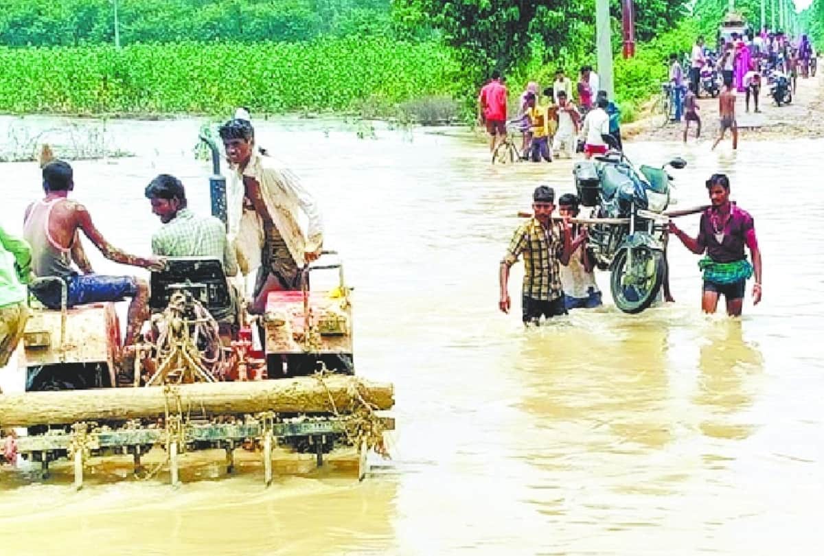 Rain In Uttar Pradesh Barabanki situation is worsening in districts of Awadh due to floods  River Ghaghra see photos
