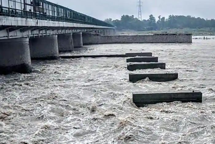 hathini kund barrage water lever increasing, high alert