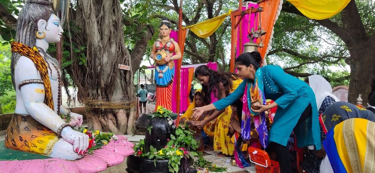 Second Monday of Savan month: Lord Shiva's Jalabhishek amidst Vedic chants