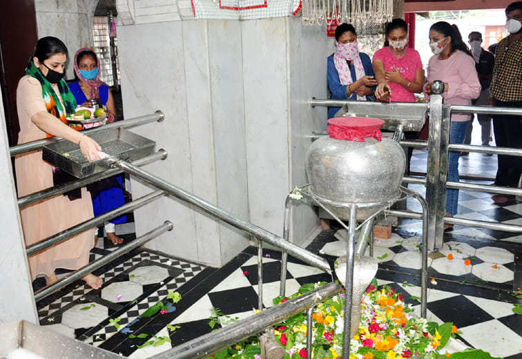 Worship Lord Shankar by performing Jalabhishek
