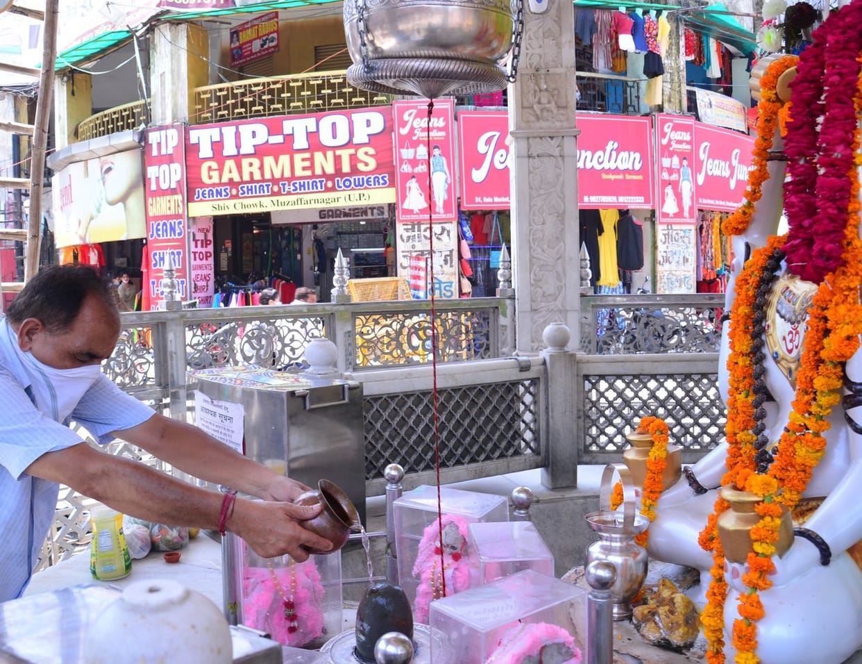 Devotees reach temples, perform Jalabhishek