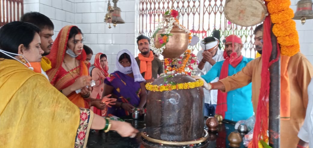 Devotees attended Baba's court, echoed Har-Har Mahadev