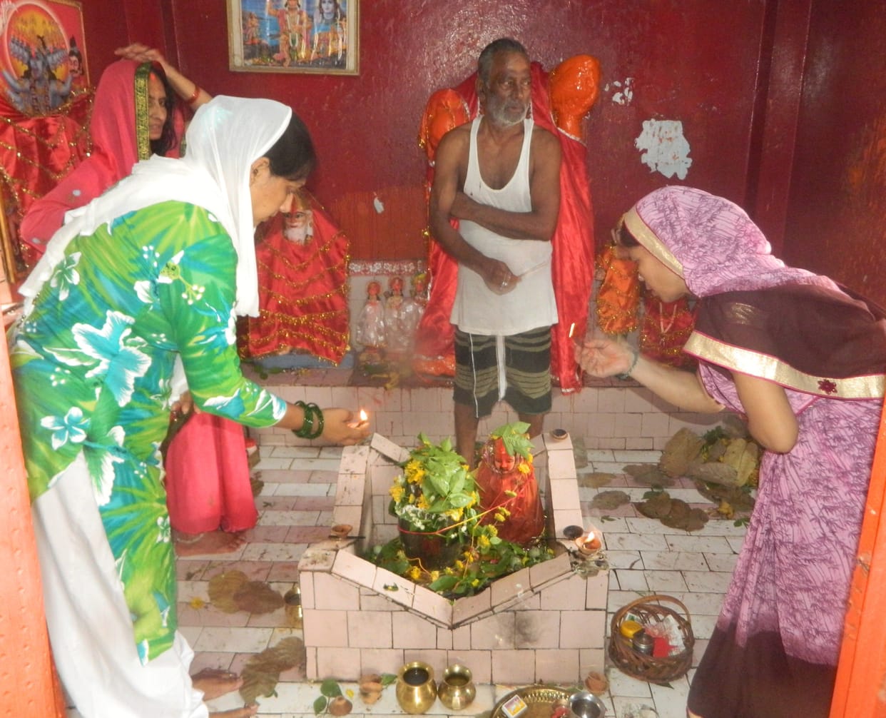 Devotees attended pagoda, worshiped from far away
