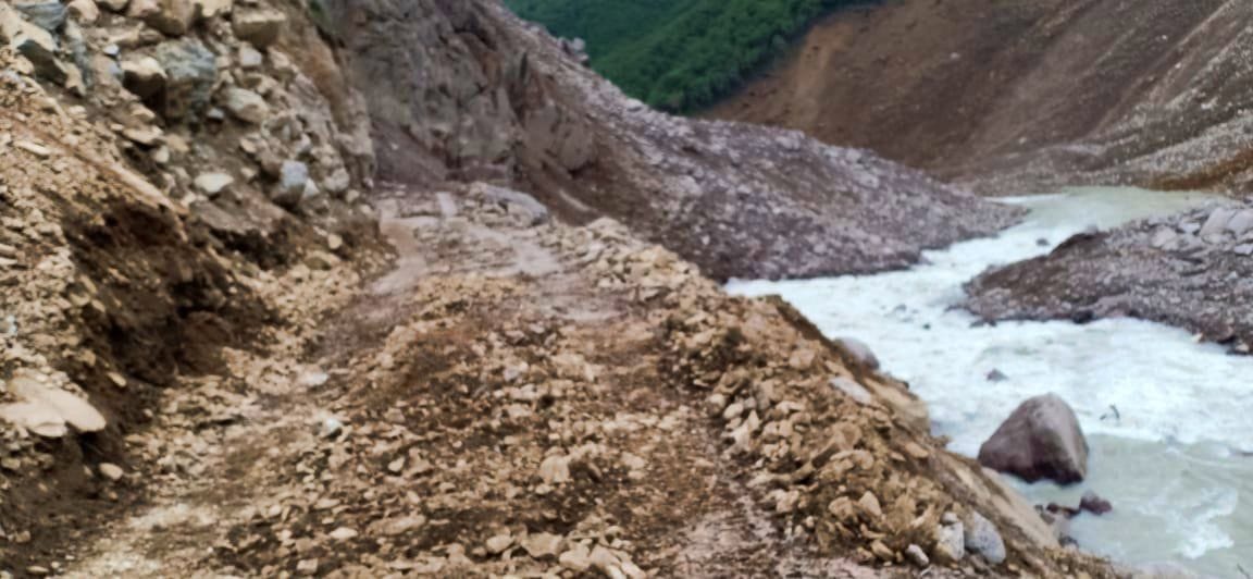 Gunji-hut road closed due to hill crack