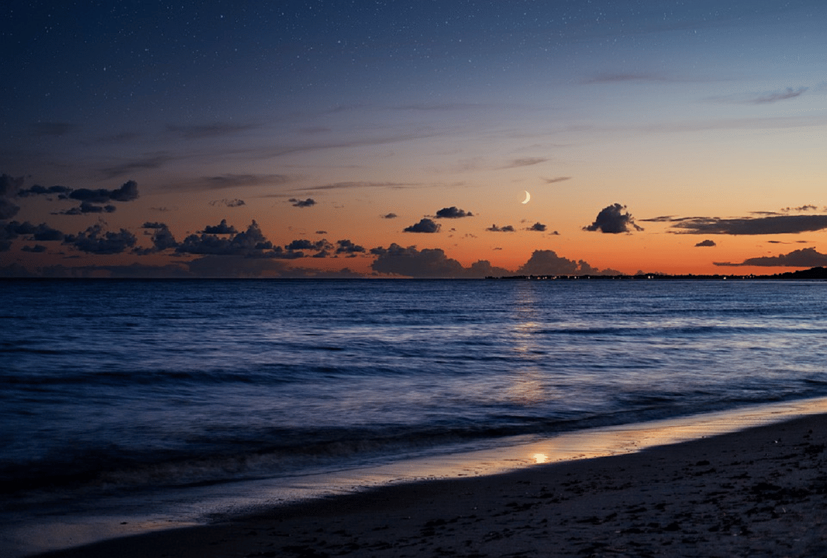 why does color of ocean turning blue in night