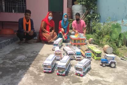 खिलौना गाड़ियों के साथ पंकज