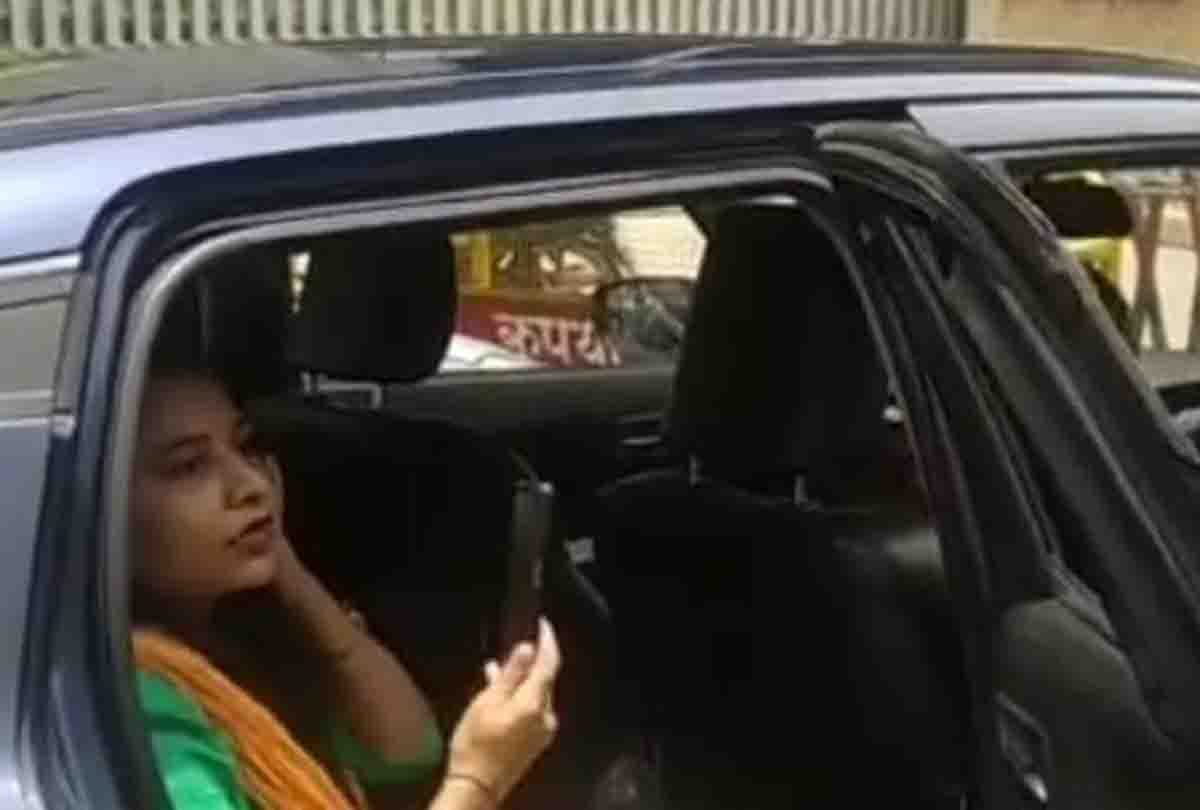 When the woman without mask stopped by said, Vikas Dube used to kill policemen like you