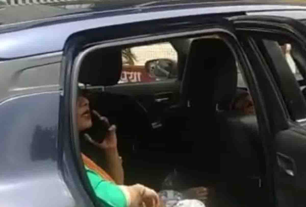 When the woman without mask stopped by said, Vikas Dube used to kill policemen like you
