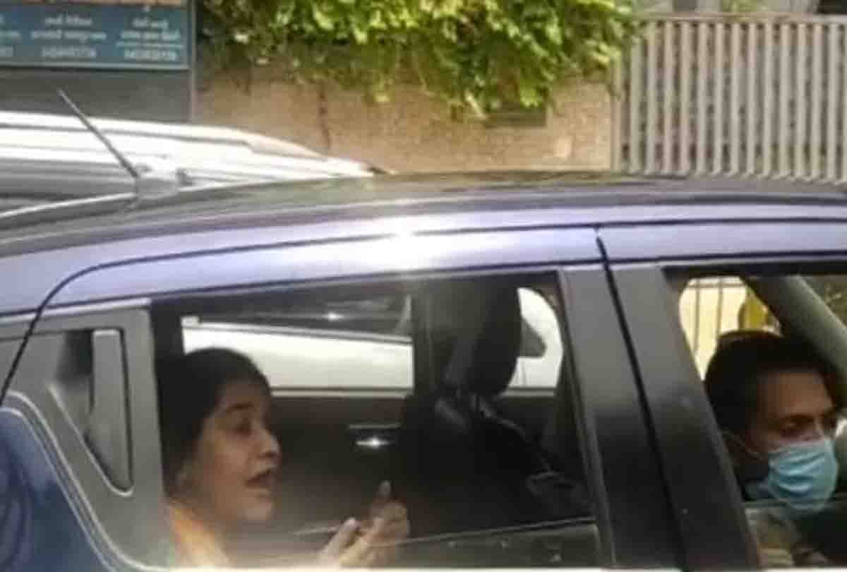 When the woman without mask stopped by said, Vikas Dube used to kill policemen like you