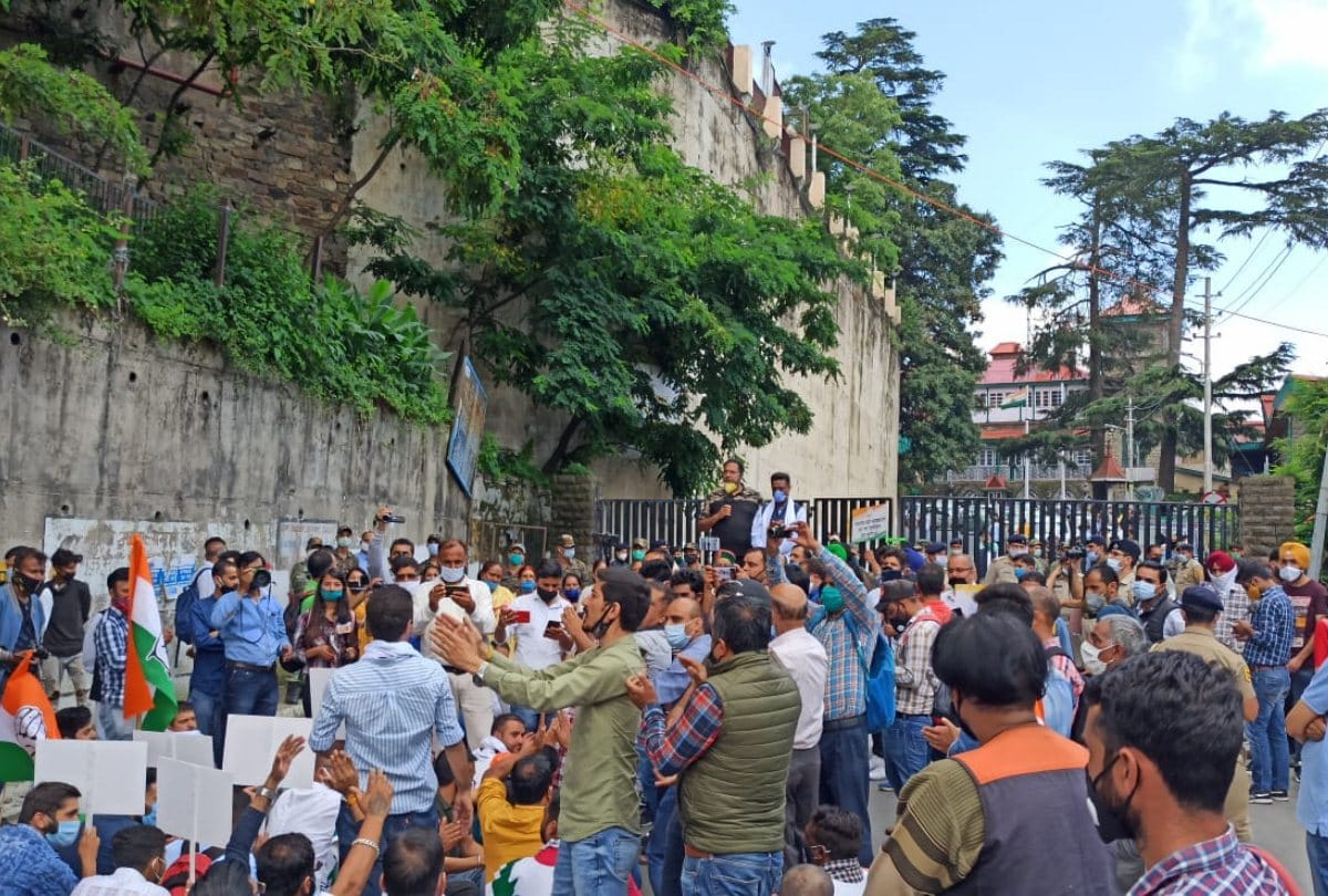 congress protest outside himachal pradesh secretariat