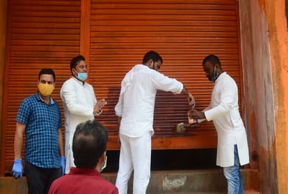 Prayagraj: In the matter of forcibly shipping the houses with saffron color, politics is sharp, SP MLC said - matter will arise in the House