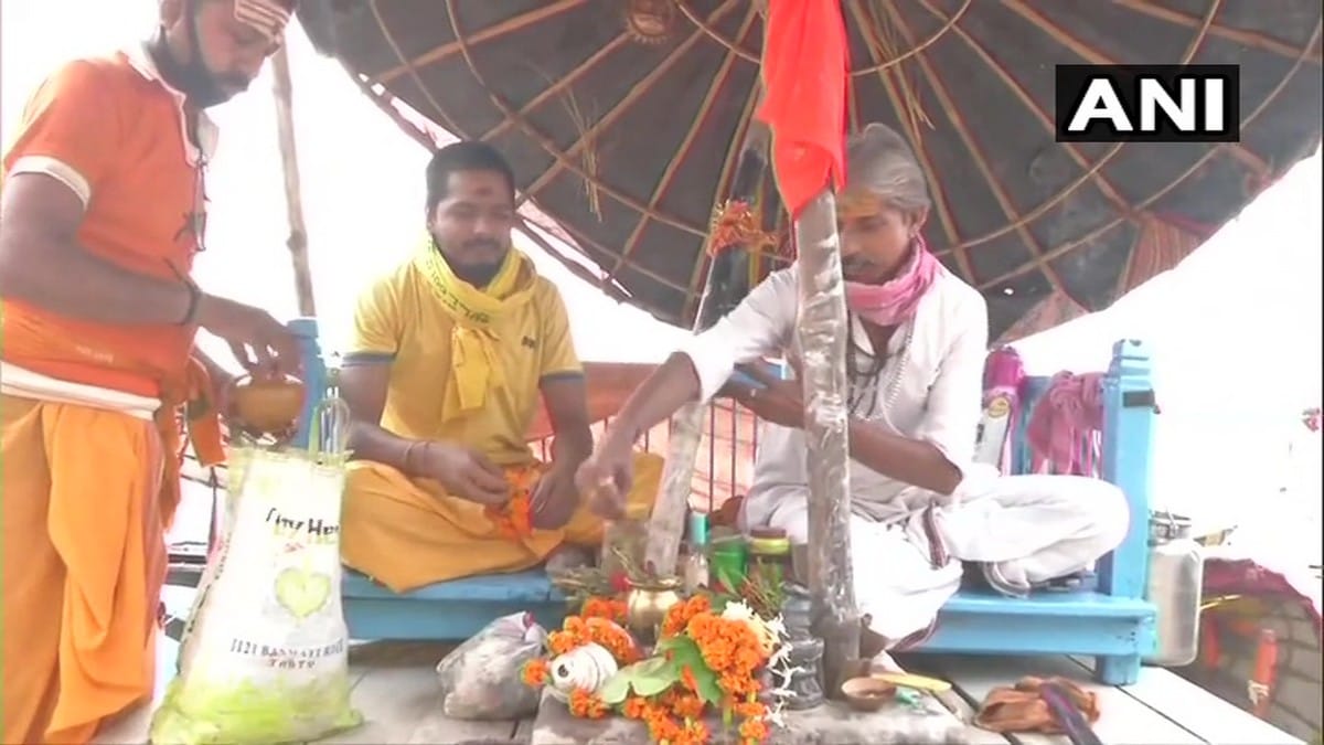 Sawan 2020 second monday devotees gathered visit worship Kashi Vishwanath temple in varanasi