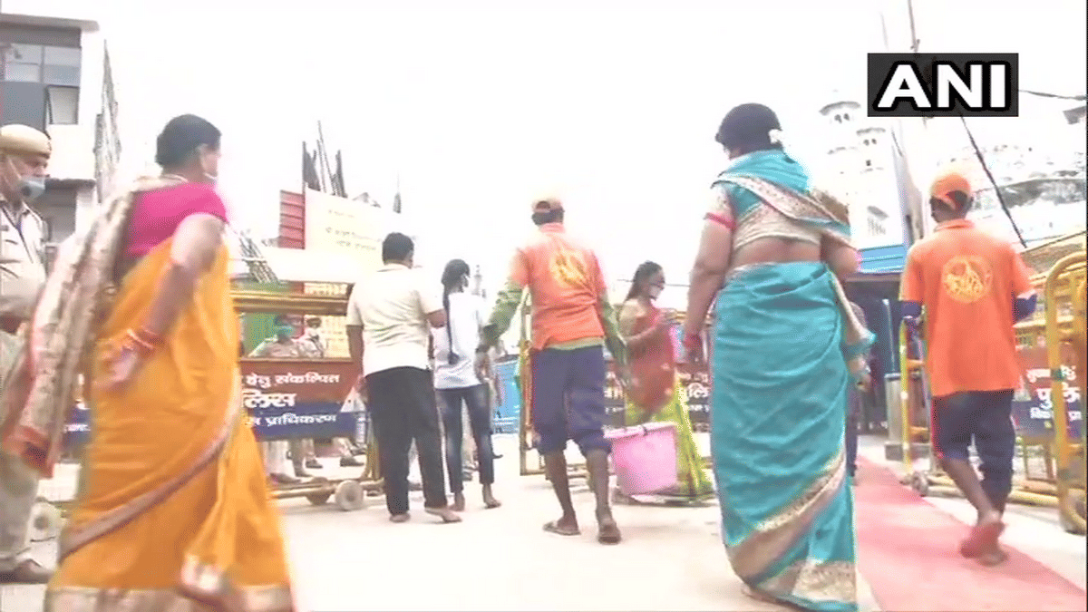 Sawan 2020 second monday devotees gathered visit worship Kashi Vishwanath temple in varanasi