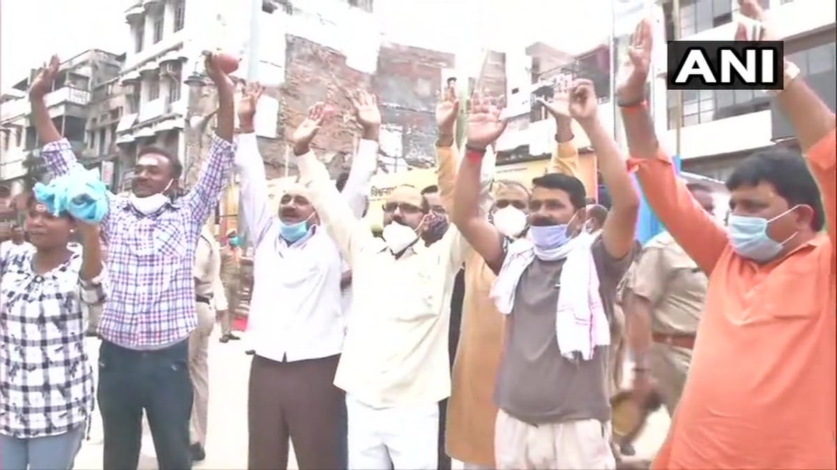 Sawan 2020 second monday devotees gathered visit worship Kashi Vishwanath temple in varanasi
