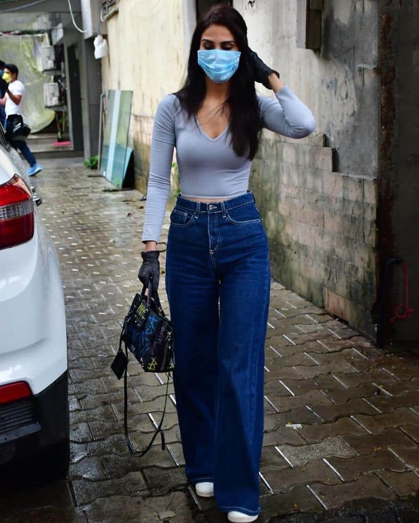 Vaani Kapoor spotted with new look of Akshay Kumar film Bell Bottom