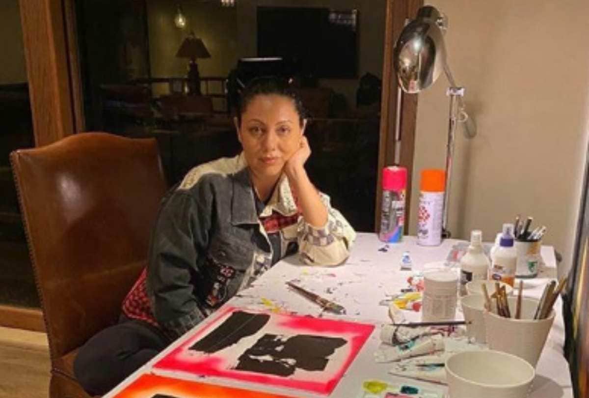 Shah rukh khan wife Gauri Khan shares son AbRam photo he reads book