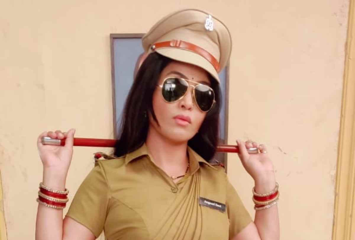 bhabhiji ghar par hai angoori bhabhi aka shubhangi atre playing policeman character