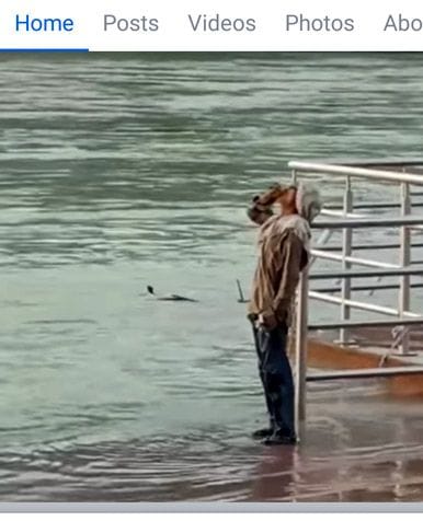 Viral bottle on his own head after drinking liquor on the pier, video viral