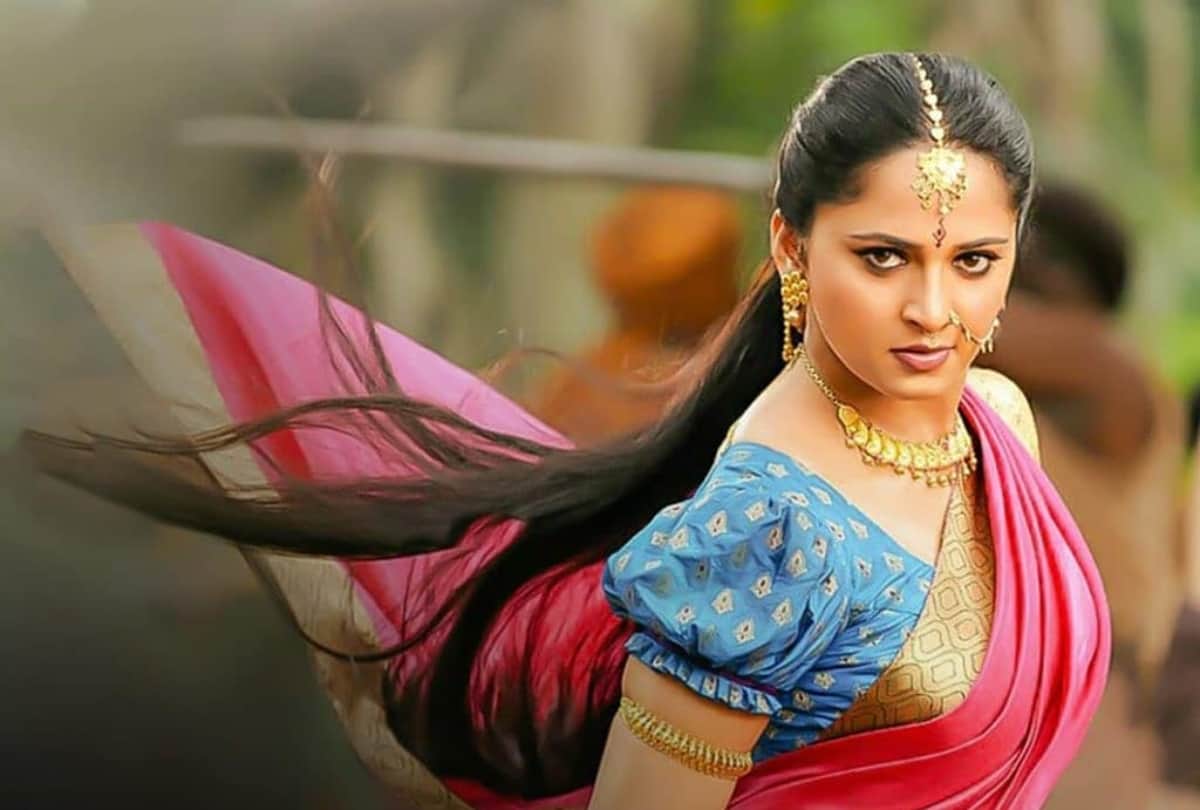 bahubali fame anushka shetty aka devsena stunning looks in ethnic wear