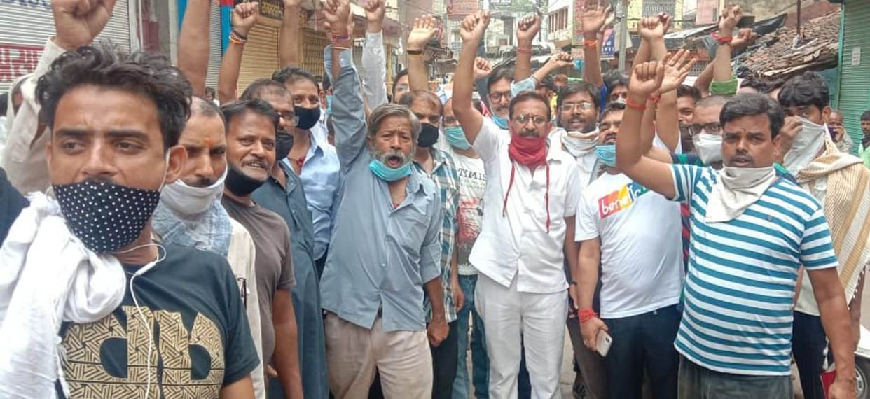 mangal kee bandee ko lekar vyaapaaree aur pulis aamane-saamane