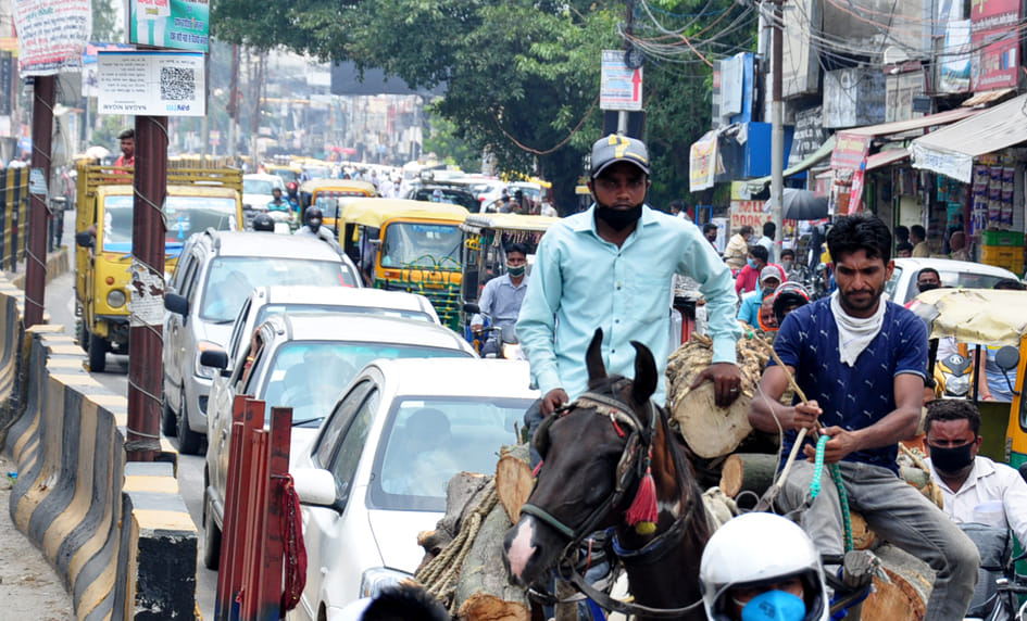 Violations of social distancing in markets