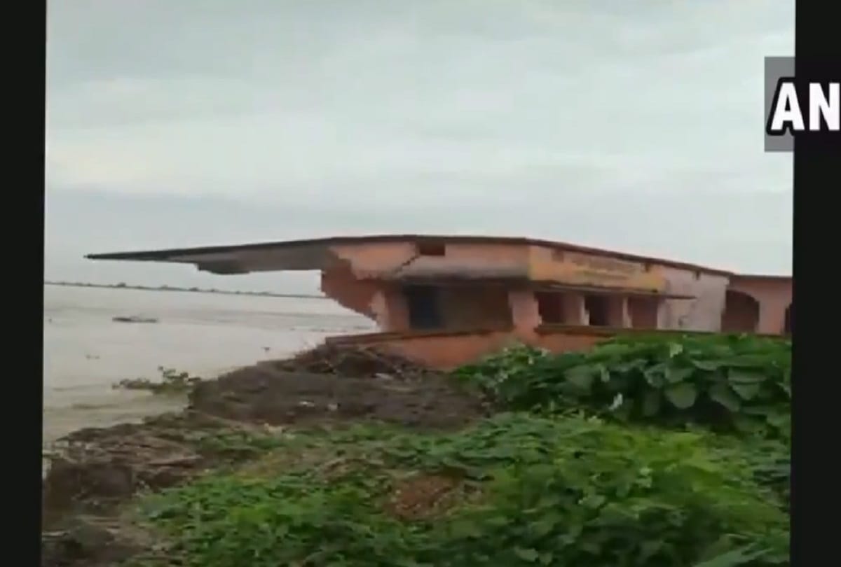 Bhagalpur school building collapses into Koshi river in Naugachhia area following heavy rains and floods