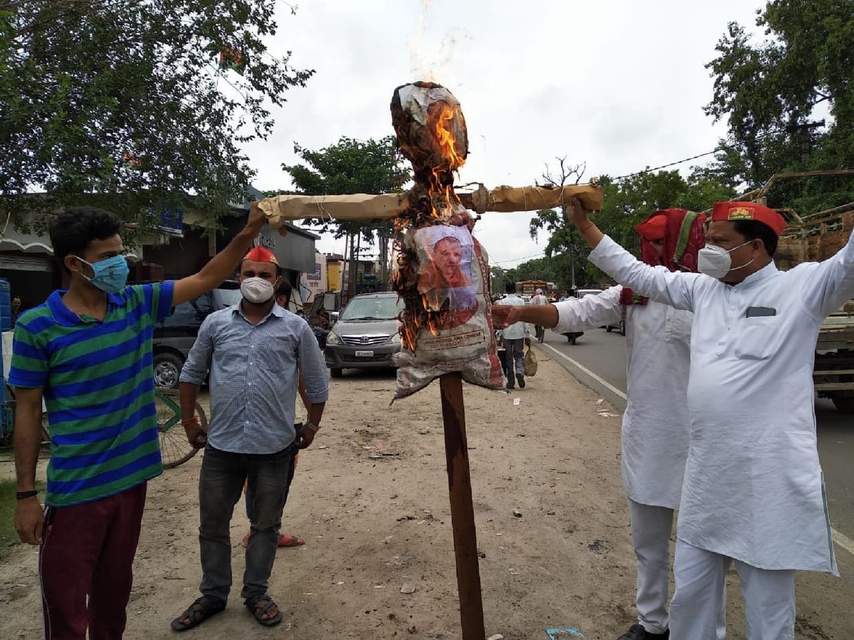 SP workers burnt effigy of Chief Minister