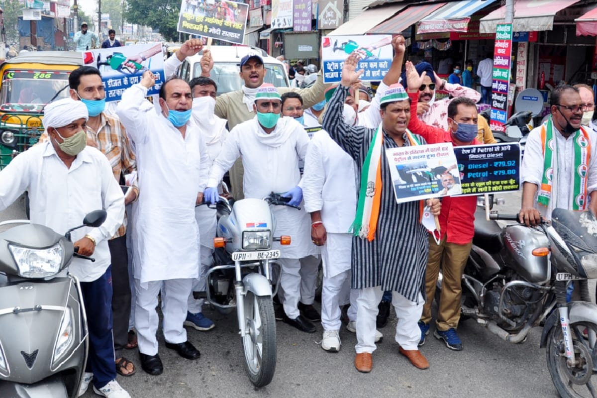 Congress supporters expressed anger over the increased prices of petrol and diesel in saharanpu