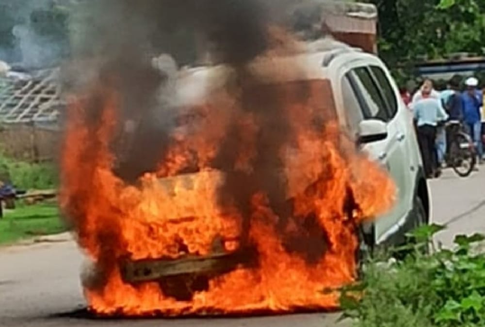 A car catches fire in Raebareli.