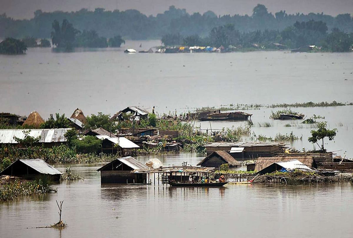 flood in china and advised to people stay away from the sea