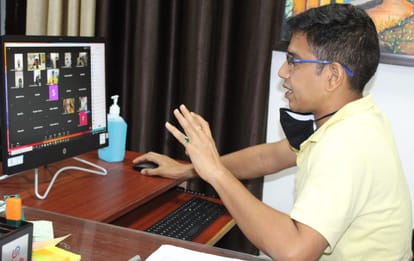 कैंप कार्यालय में मंगलवार को अधिकारियों और कर्मचारियों को कोरोना संबंधी प्रशिक्षण देते जिलाधि?