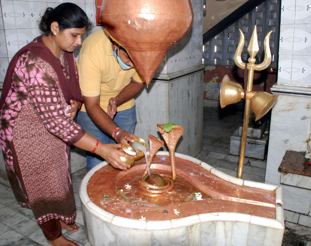 Balls and bombs echoed in homes and temples, Hail every Mahadev