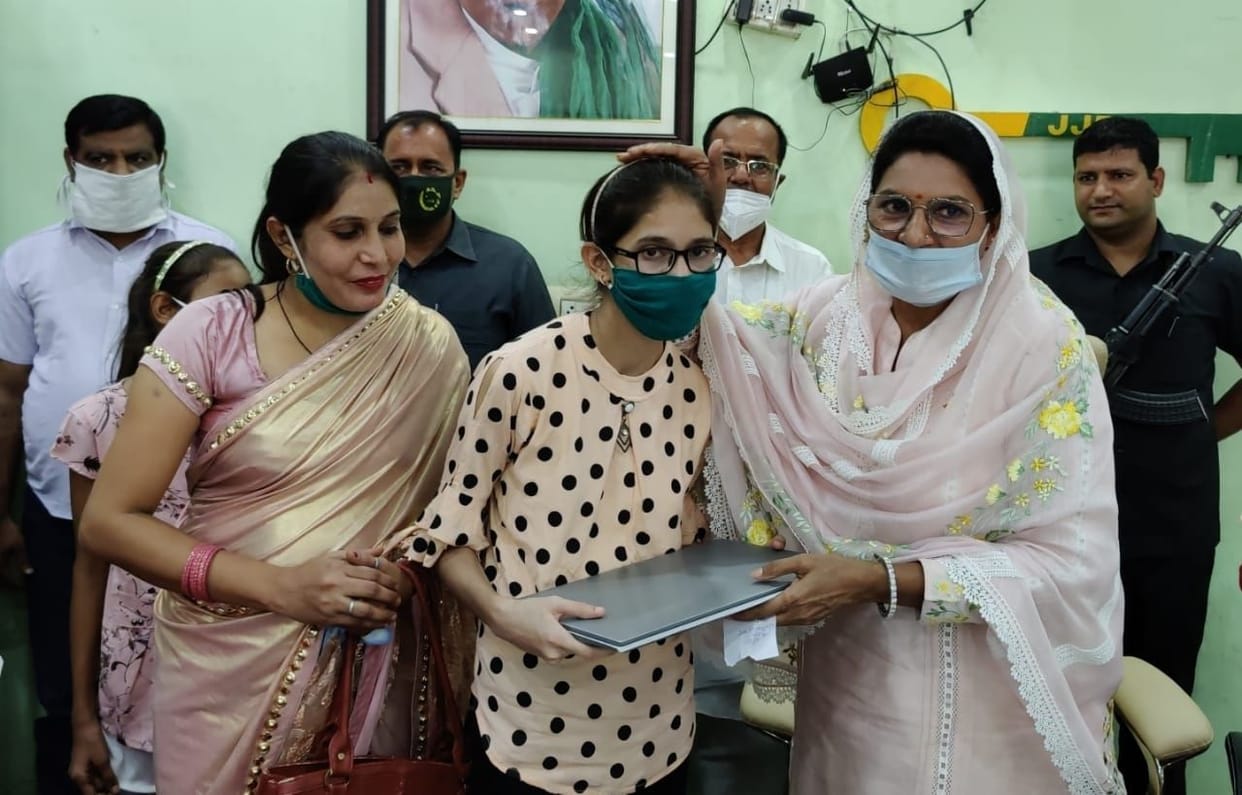 Naina Chautala honored by giving laptop to Haryana School Education Board 10th topper