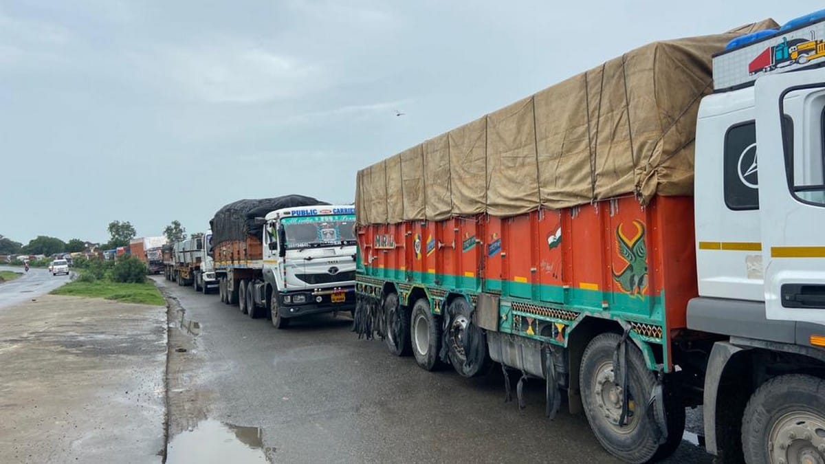 NHAI stopped traffic between up bihar on steel bridge due to arbitrary overload vehicles in chandauli 