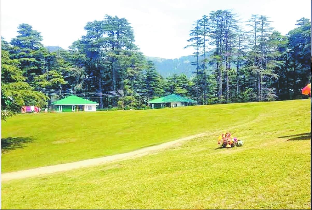 J&K: Tourist places buzzing with tourists on weekends, bookings in hotels full, people forced to spend the night in vehicles