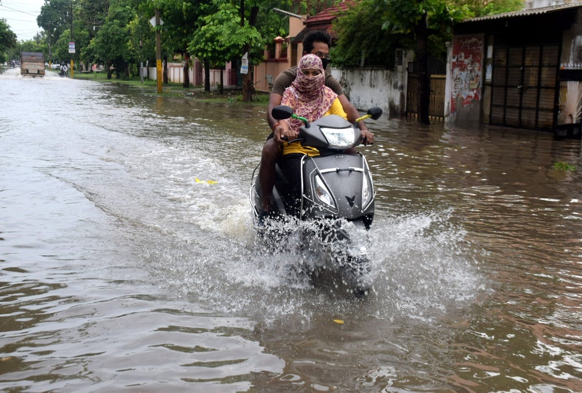 Prayagraj: Record rains in Sawan, roads, streets are full, water enters houses