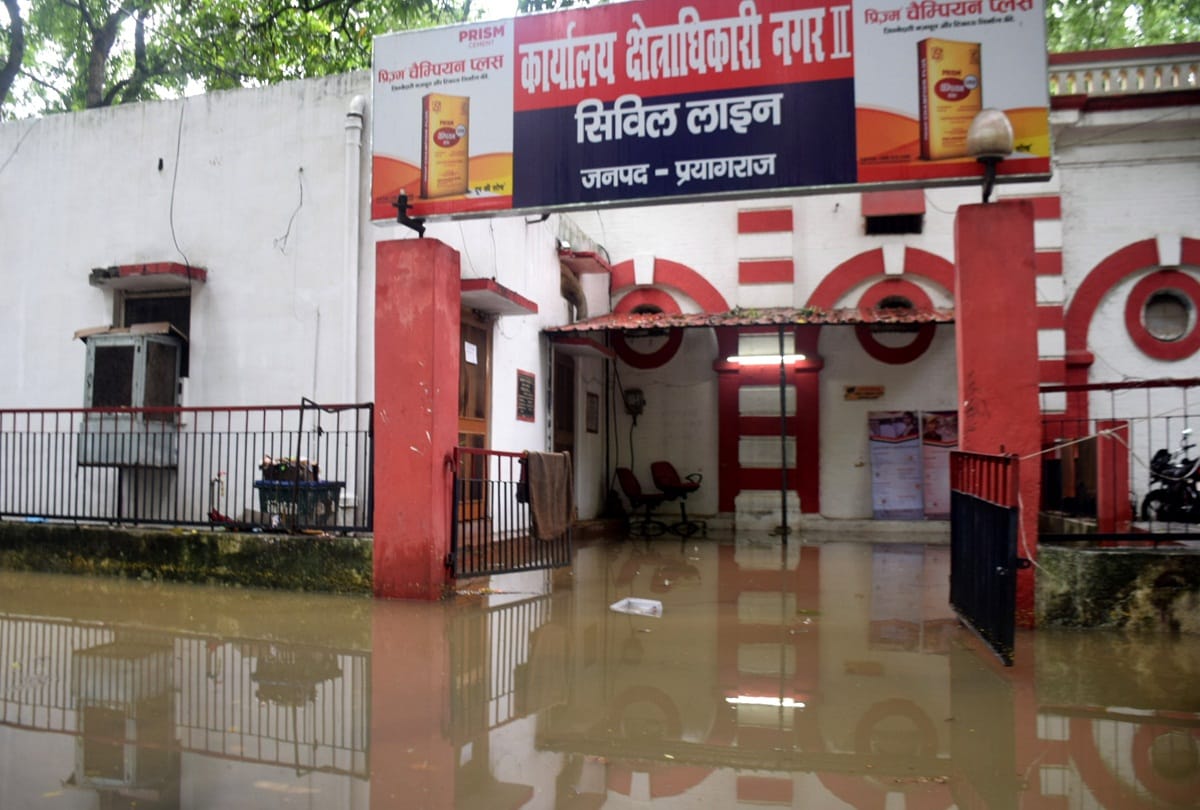 Prayagraj: Record rains in Sawan, roads, streets are full, water enters houses