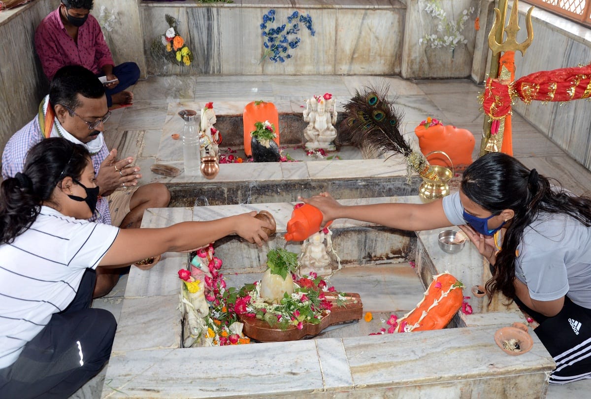 The spirit of naive devotees gathered on the path of faith on the second Monday of Sawan