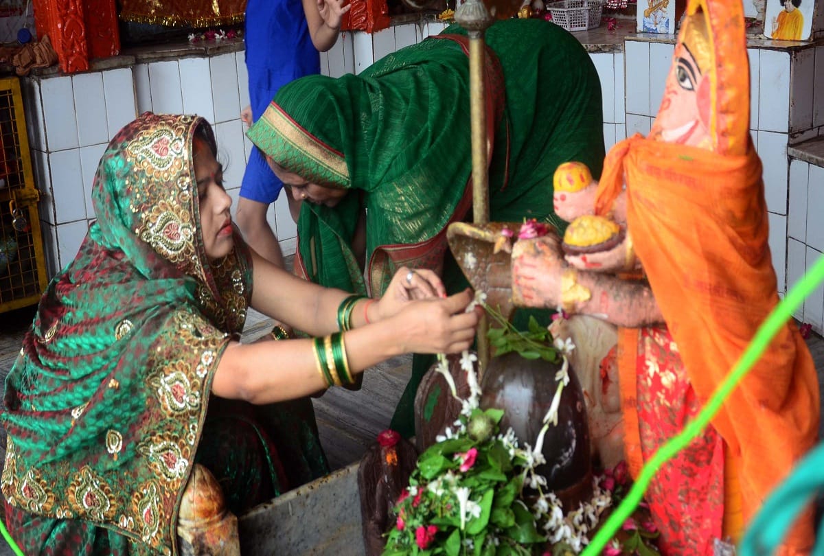 The spirit of naive devotees gathered on the path of faith on the second Monday of Sawan