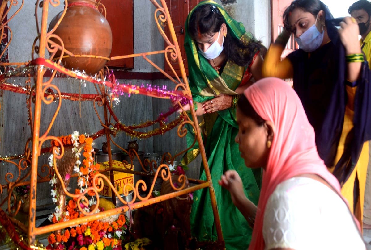 The spirit of naive devotees gathered on the path of faith on the second Monday of Sawan