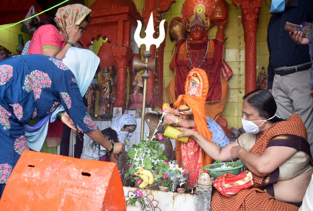 The spirit of naive devotees gathered on the path of faith on the second Monday of Sawan