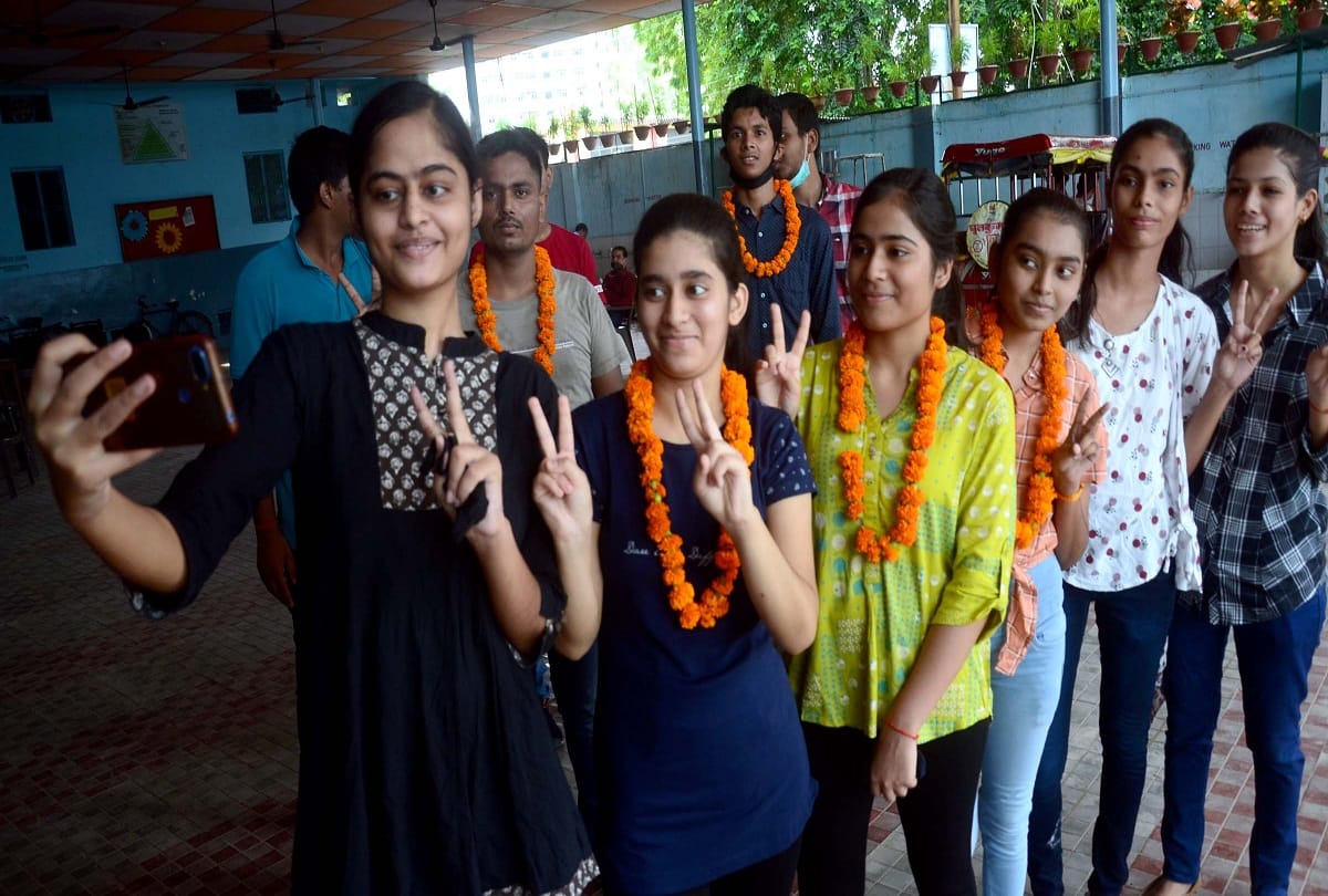 CBSE RESULT : Chiransha of Prayagraj DPS holds the record with 98.8 marks in Humanities