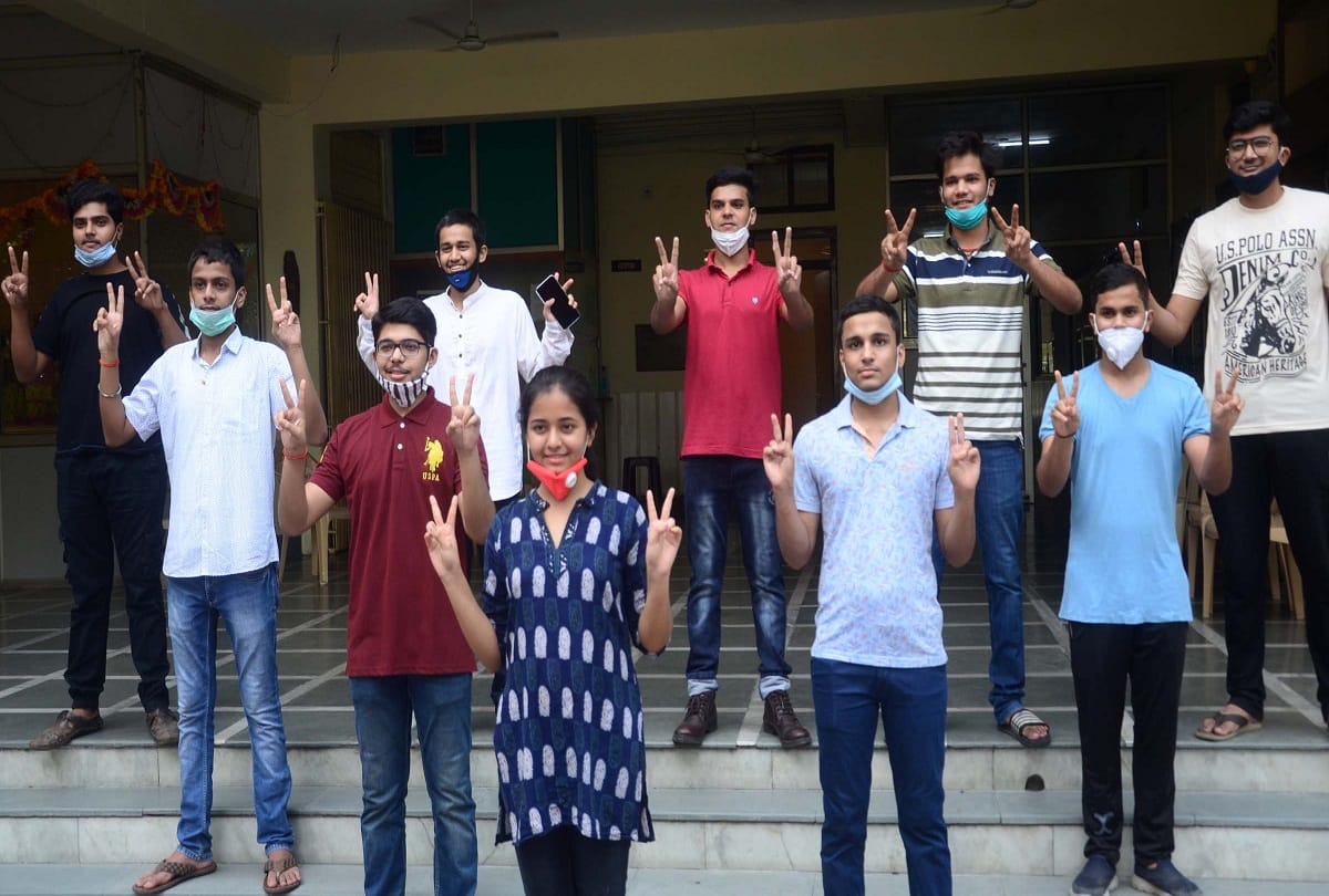 CBSE RESULT : Chiransha of Prayagraj DPS holds the record with 98.8 marks in Humanities