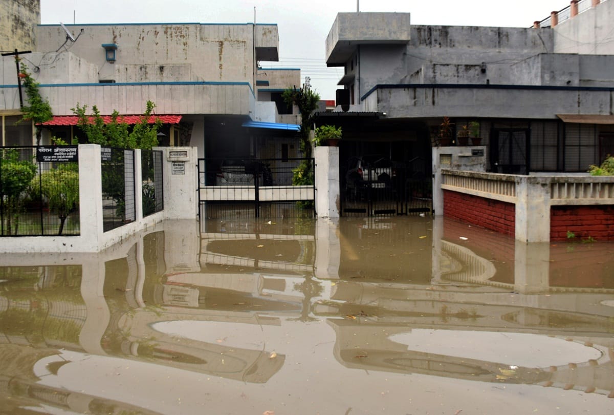 Prayagraj: Record rains in Sawan, roads, streets are full, water enters houses