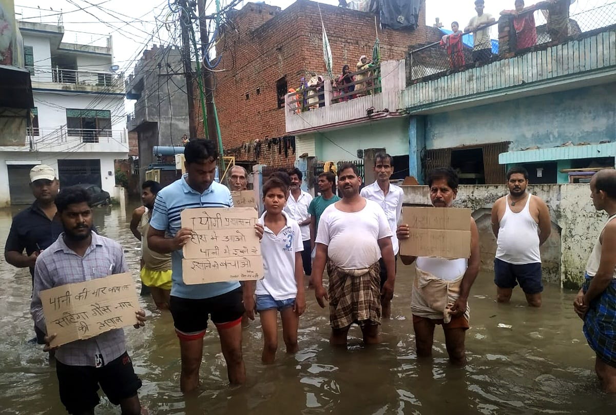 Prayagraj: Record rains in Sawan, roads, streets are full, water enters houses