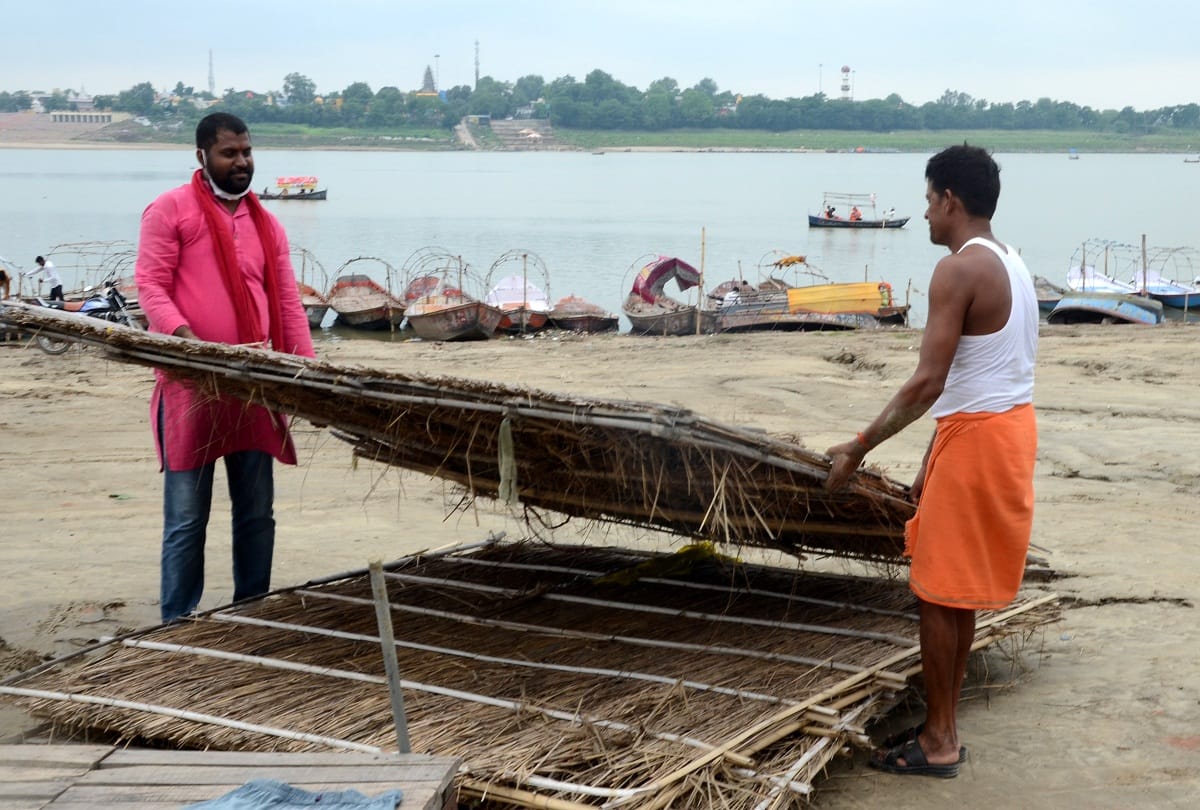 Prayagraj: Ganga speeds up, hundreds of planets removed from the shores