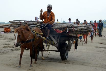 Prayagraj: Ganga speeds up, hundreds of planets removed from the shores