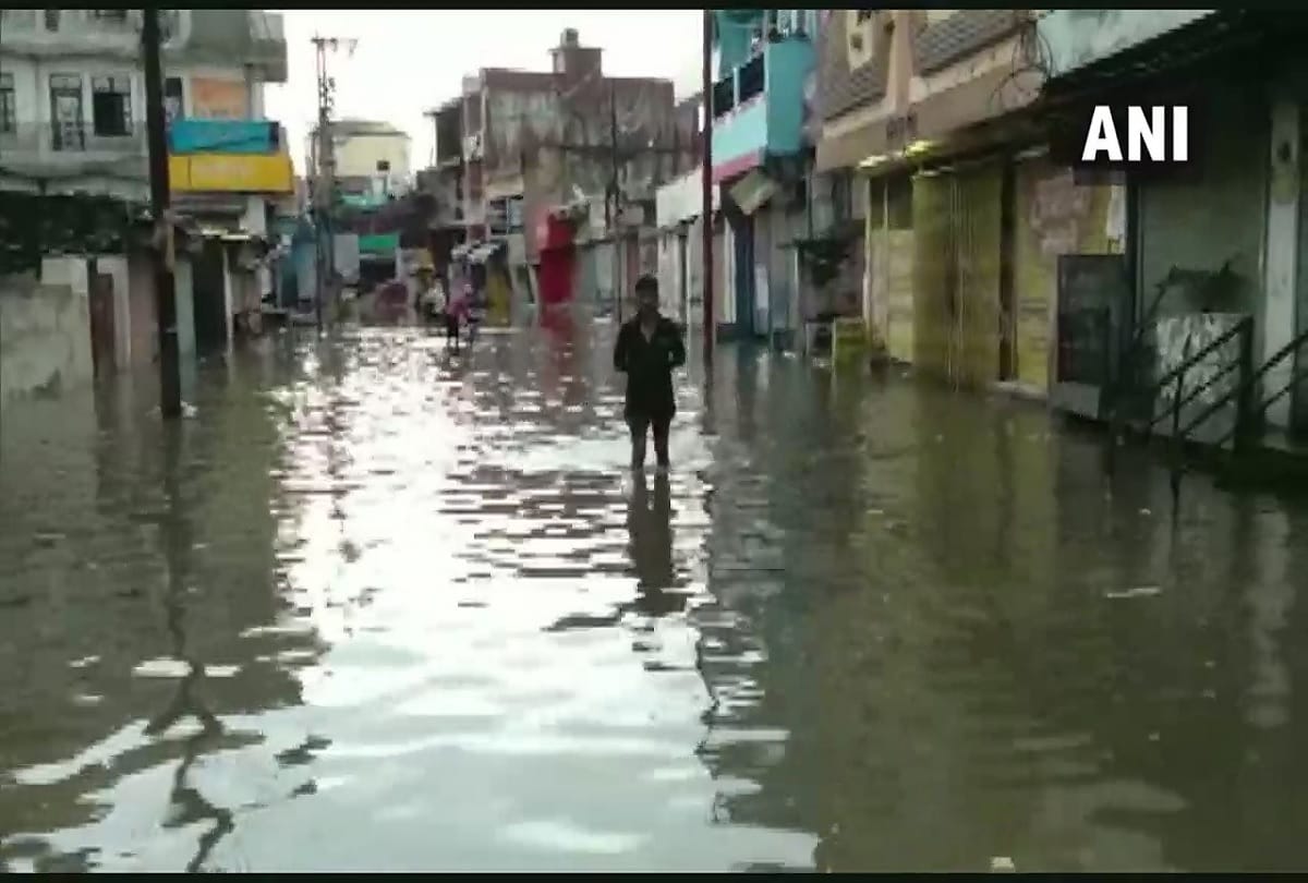 Heavy and continous rain causes water logging in residential areas of Prayagraj