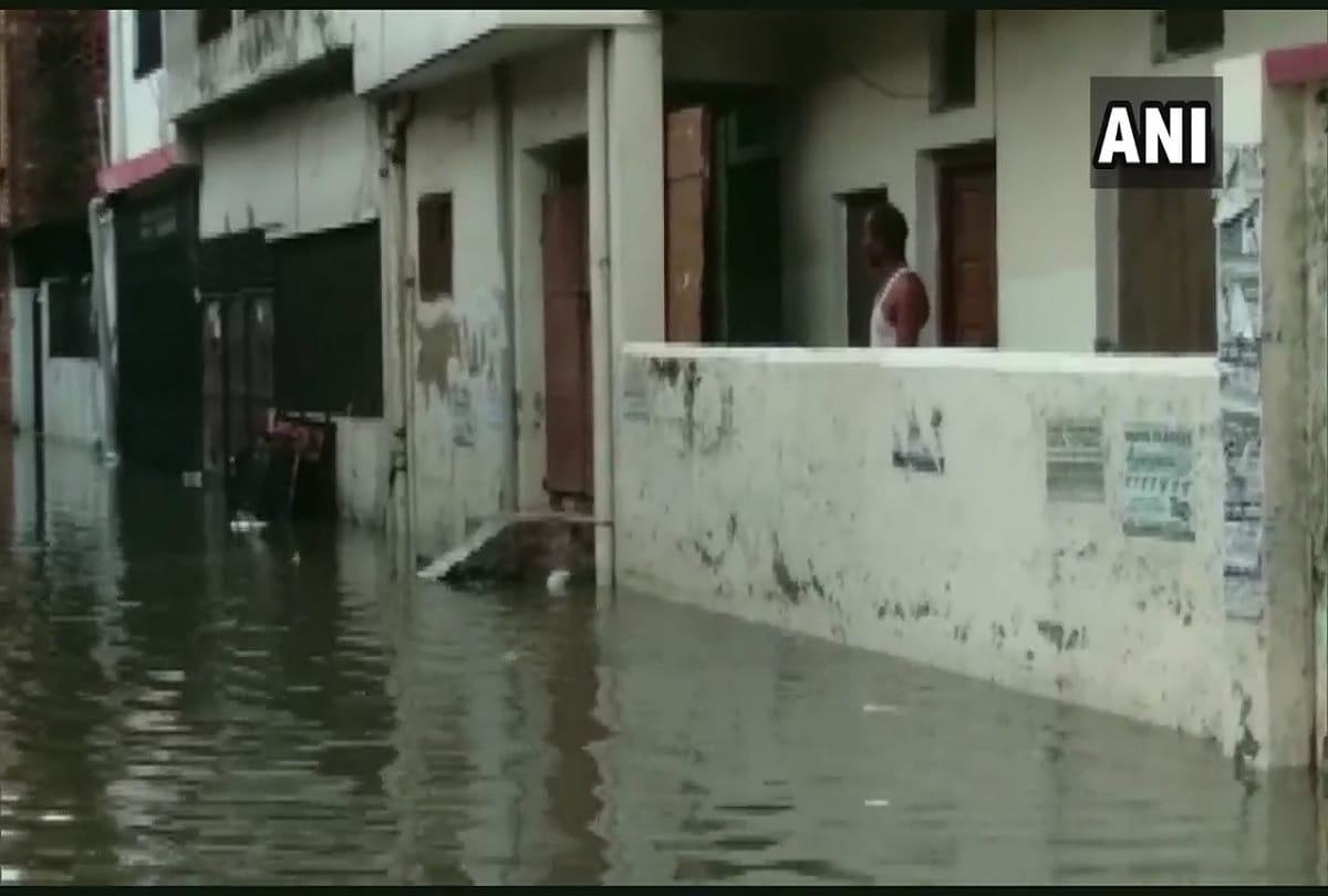 Heavy and continous rain causes water logging in residential areas of Prayagraj